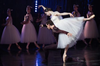 DEBUTTO A LIEGI PER L’OPERA DI ROMA:  IL CORPO DI BALLO PROTAGONISTA DI  GISELLE DI CARLA FRACCI ALL’OPÉRA ROYAL DE WALLONIE